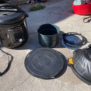 Multifunctional Black instant pot with air fryer attachment